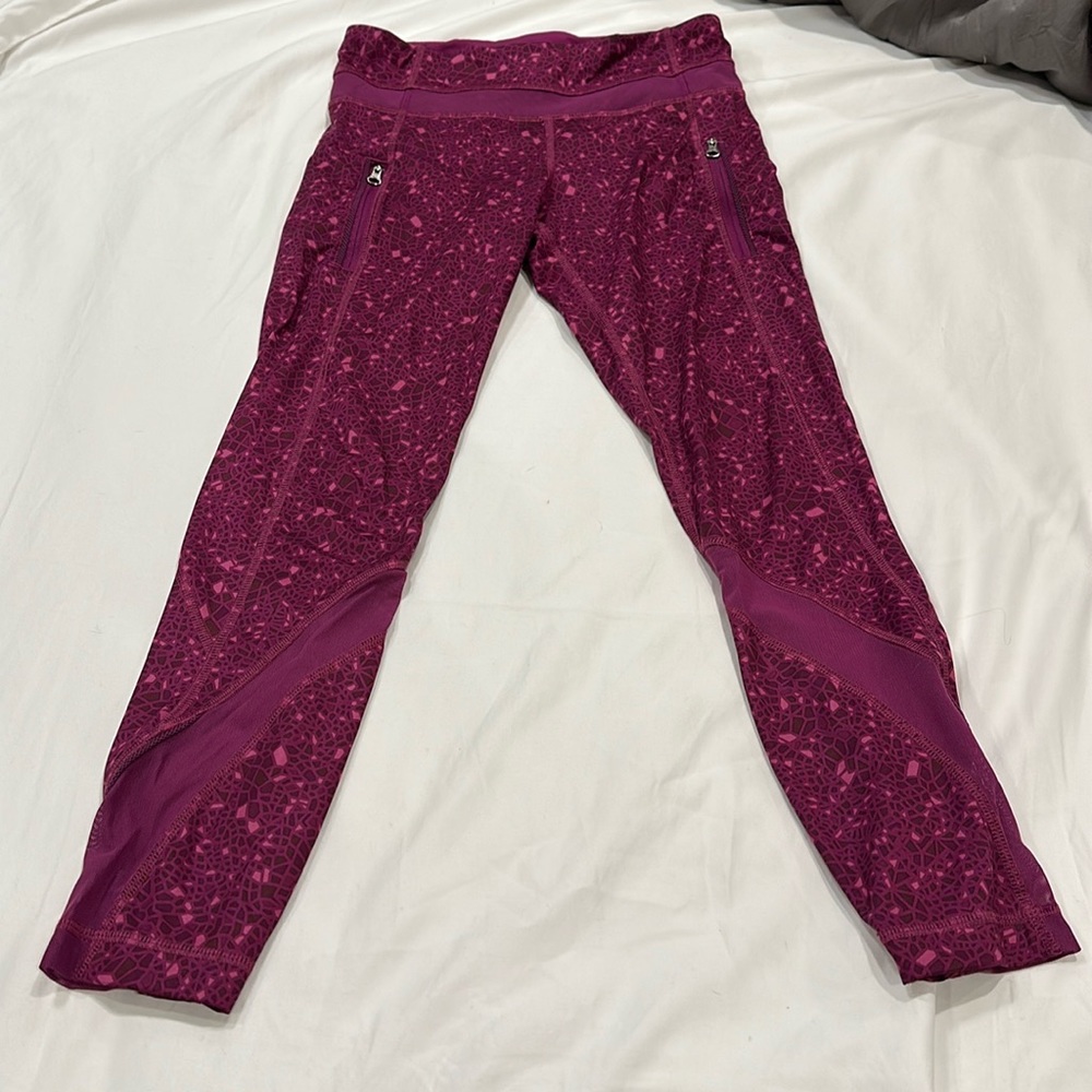 Like new excellent condition lululemon leggings, 3/4 length share bottom.
